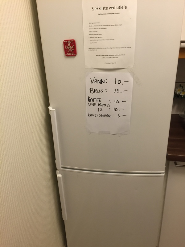 Ett av to kjøleskap